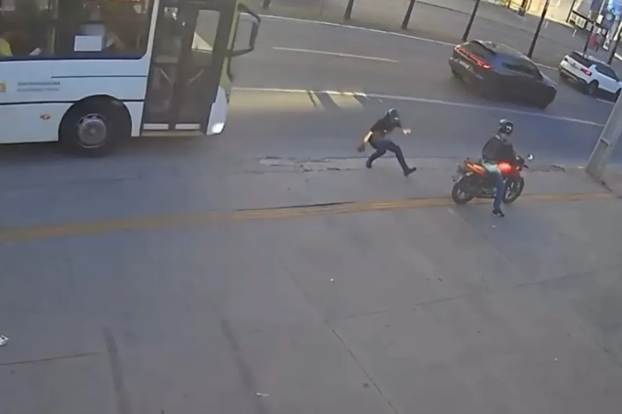 Homem morre após cair na pista e ser atropelado por ônibus na Avenida Mutirão, em Goiânia