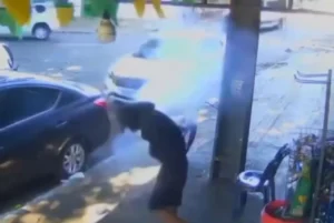 Homem perde parte da mão após explosão de bombinha em distribuidora de Goiânia