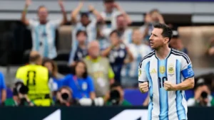 Messi supera Klose, vira maior artilheiro das Copas e garante Argentina nas oitavas