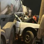 Motorista morre após carro ficar prensado entre caminhão e poste em Aparecida de Goiânia