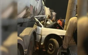 Motorista morre após carro ficar prensado entre caminhão e poste em Aparecida de Goiânia