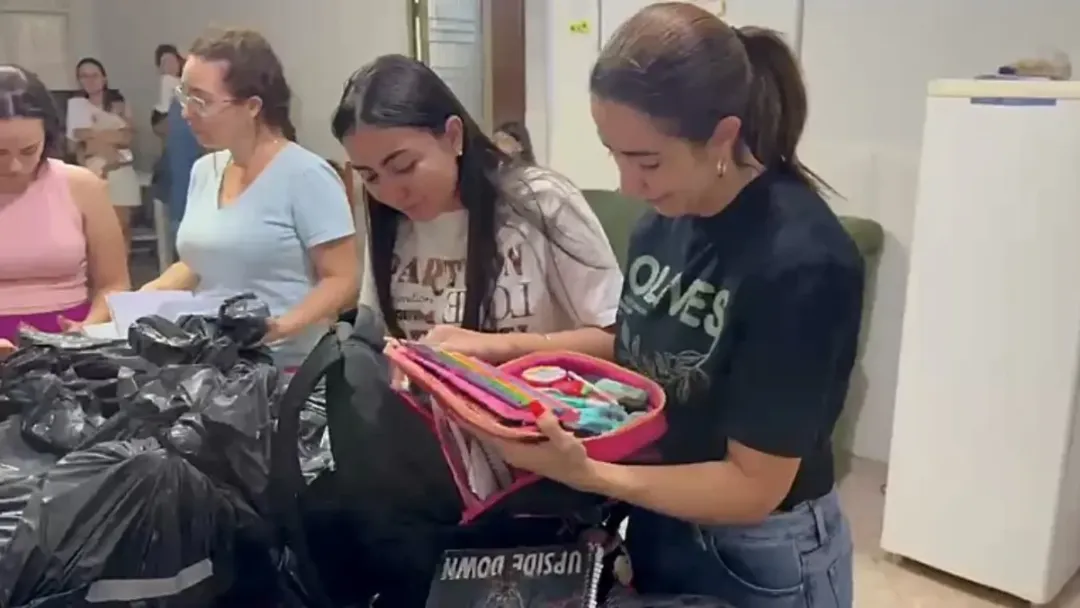 Pais recebem pertences de estudantes mortos no acidente da GO-518 em Goiás