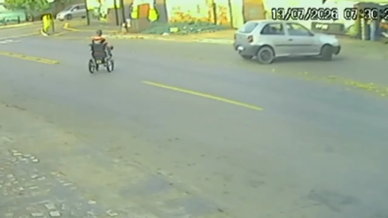 Cadeirante é atropelado durante travessia em Goiânia e motorista foge sem prestar socorro