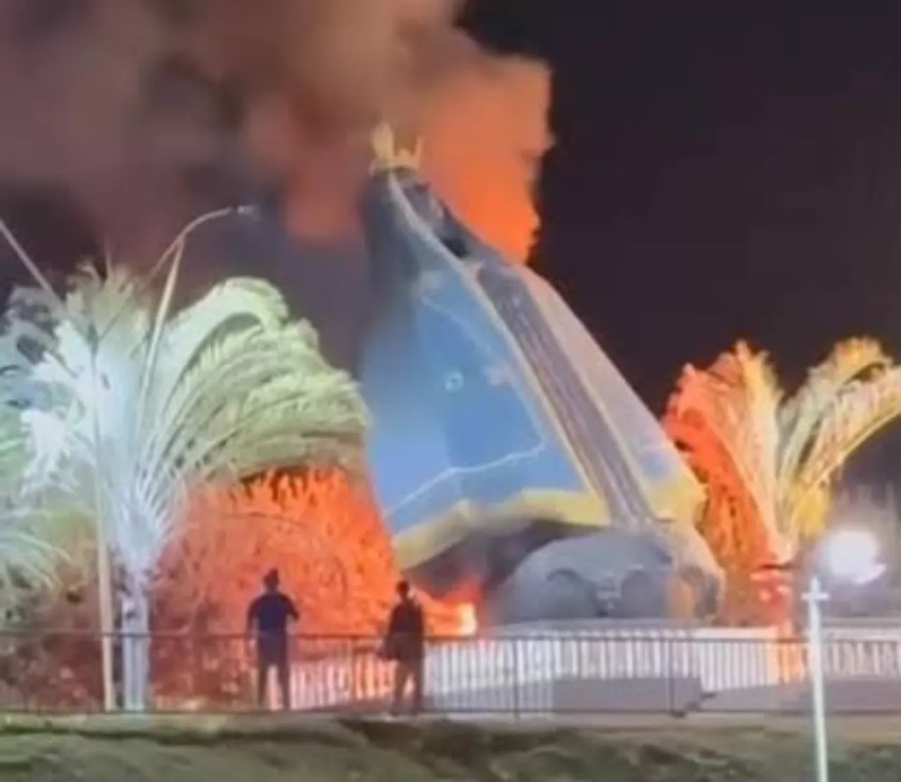 Incêndio destrói imagem de Nossa Senhora Aparecida na entrada de Nerópolis; causas serão investigadas