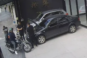 Brincadeira de falso assalto termina com dois homens baleados por policial civil em São Paulo