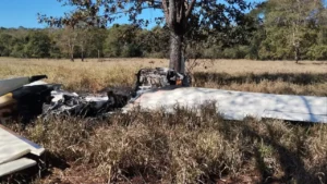 Piloto faz pouso forçado em Goiás, esconde 300 kg de cocaína e foge após avião pegar fogo