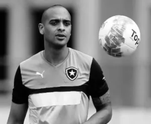 Ex-jogador do Botafogo morre após queda de muro durante ventania no Rio