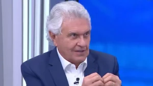 Caiado eleva o tom e acusa Flávio Bolsonaro de conspirar contra a economia do Brasil