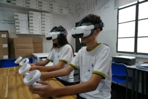 Governo de Goiás distribui óculos de realidade virtual, impressoras 3D e kits do Enem para estudantes