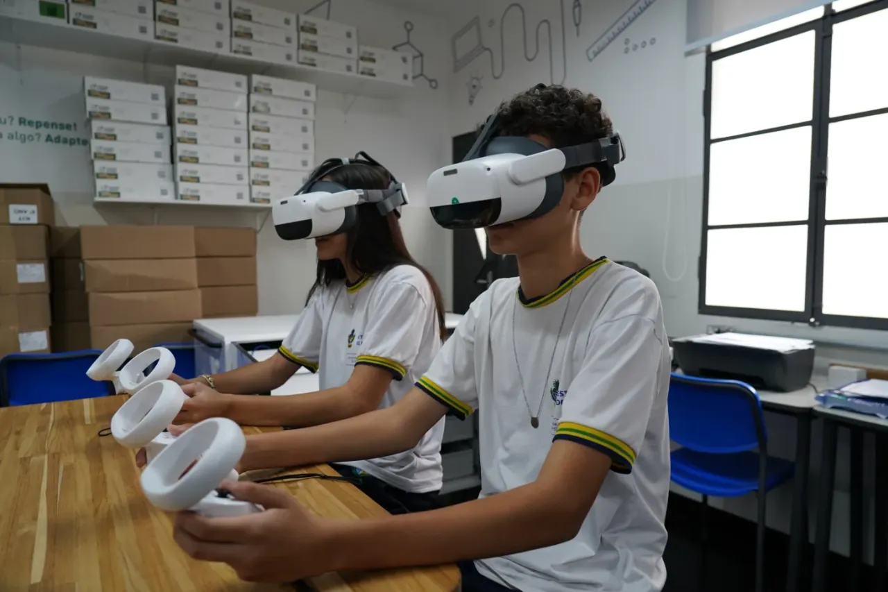 Governo de Goiás distribui óculos de realidade virtual, impressoras 3D e kits do Enem para estudantes