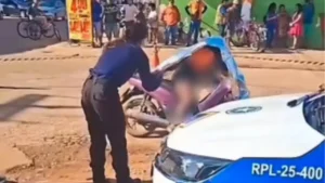 Mulher que morreu sobre moto foi atingida por carro antes de perder a consciência