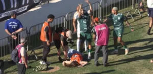 Mulher desmaia após levar bolada na cabeça durante jogo da Série D
