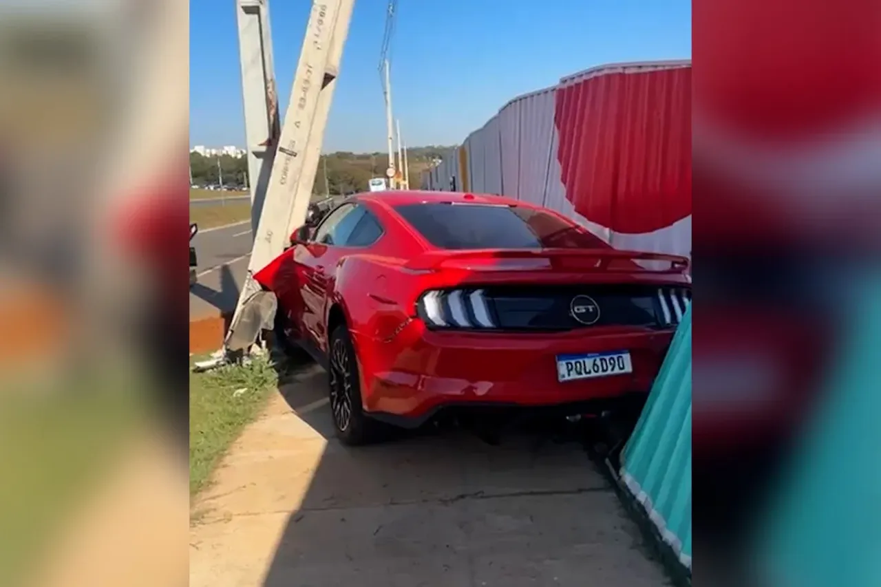 Empresário bate Mustang de até R$ 500 mil contra poste em Goiânia