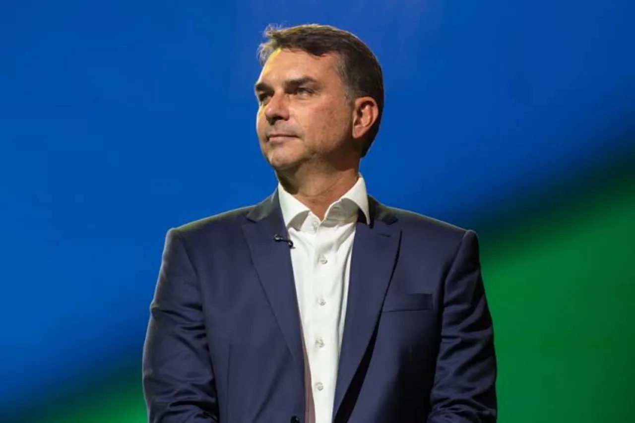 Flávio Bolsonaro explica ausência no debate da Band e cita Lula