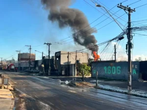 Incêndio em fábrica de solventes é controlado após 16 horas em Itaquaquecetuba