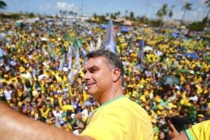 Flávio Bolsonaro participa de carreata em Goiânia