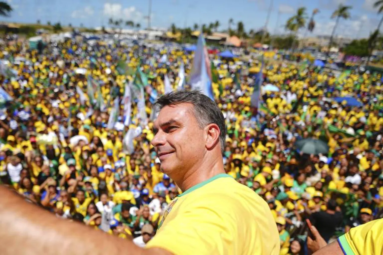 Flávio Bolsonaro participa de carreata em Goiânia