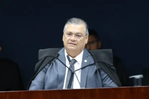 Dino retira voto e STF suspende julgamento de Moraes