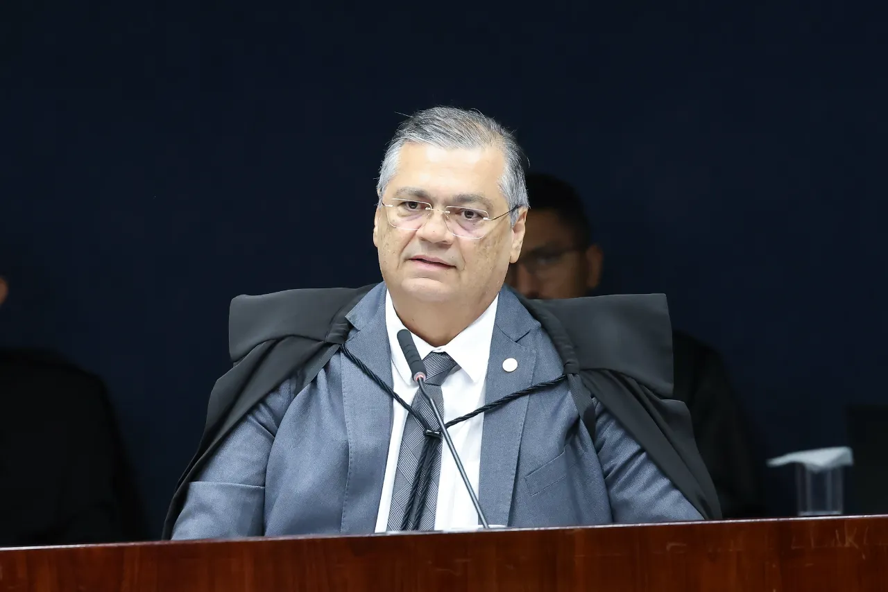 Dino retira voto e STF suspende julgamento de Moraes
