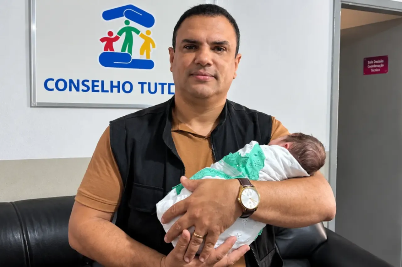 Mãe entrega filho para adoção de forma legal em Goiânia