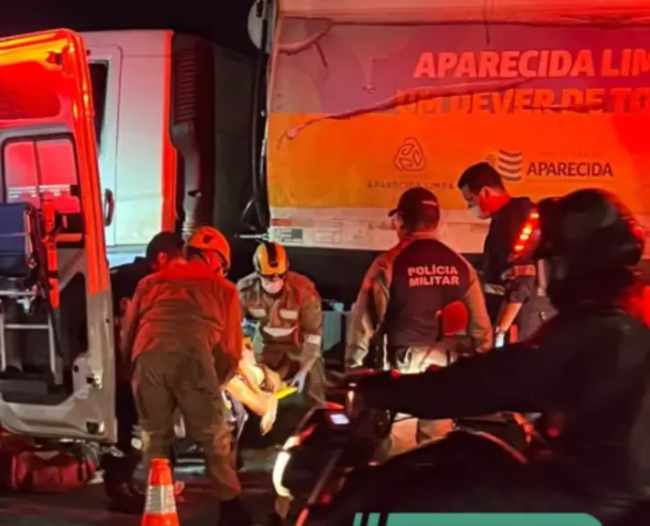Acidente com caminhão de lixo deixa três mortos em Aparecida