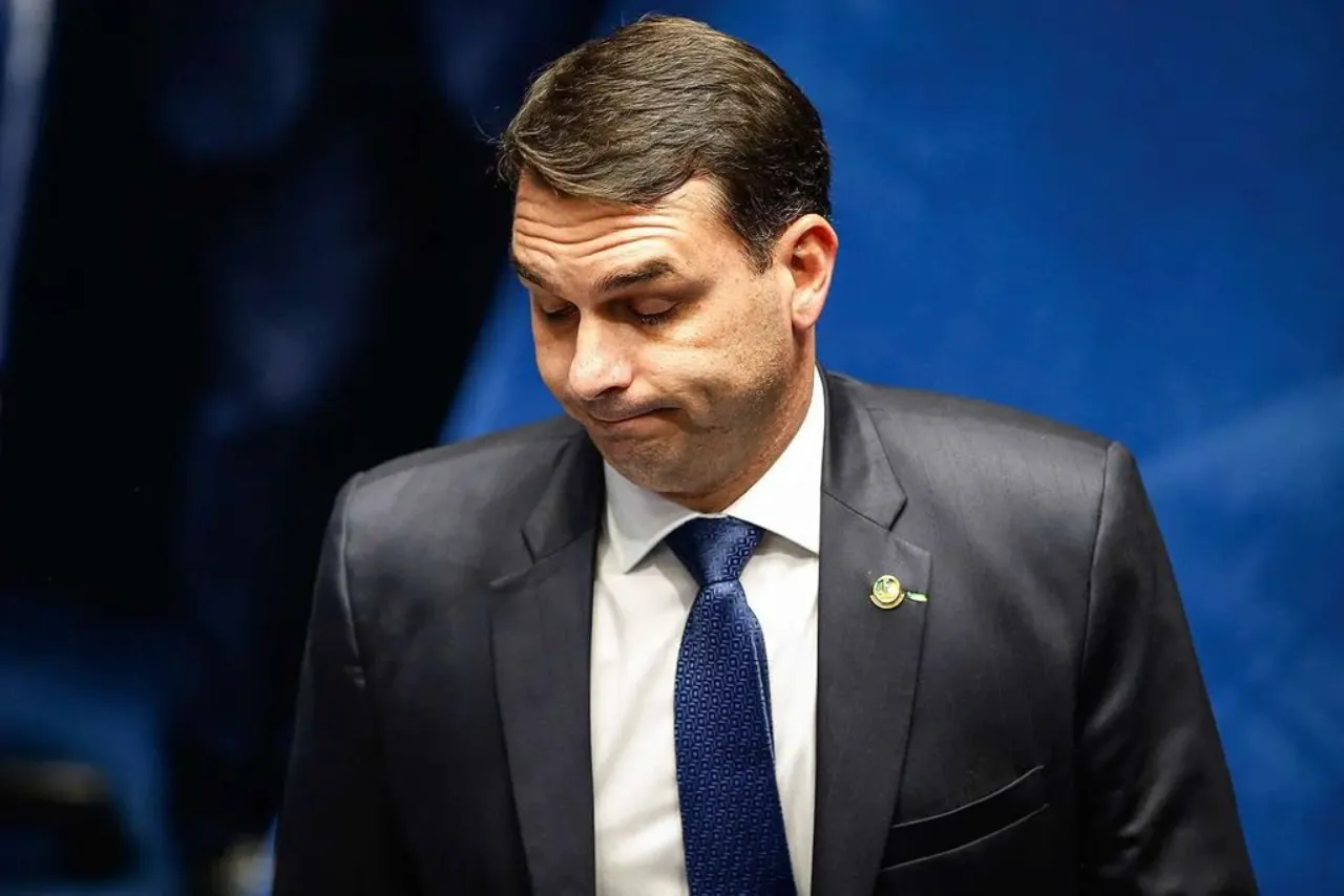 Flávio Bolsonaro ficará sem cargo público após 24 anos