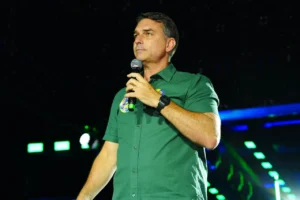 Flávio Bolsonaro nega viagem ao exterior após decisão do STF